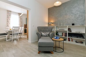 Appartement supérieur | Salle de séjour | Téléviseur connecté de 65 po avec télévision par satellite, téléviseur