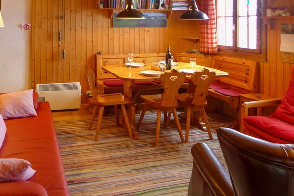 Tabelle, Möbel, Eigentum, Fenster, Holz, Komfort, Beleuchtung, Interior Design, Gebäude, Flooring