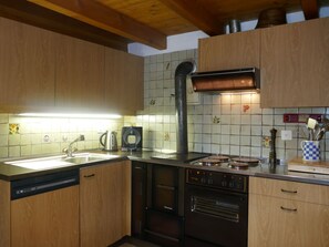 Ugn, diskmaskin och barnstol