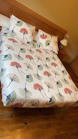 4 bedrooms, iron/ironing board, bed sheets