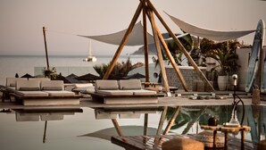A serene poolside area with lounge chairs and a clear view of the ocean. - Gardelli Resort (Zakynthos)
