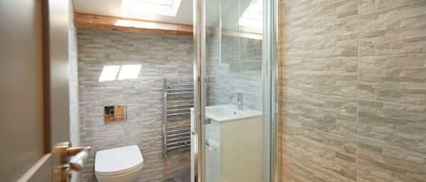 Douche, sèche-cheveux, serviettes fournies, savon