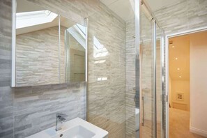 Douche, sèche-cheveux, serviettes fournies, savon