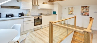 Host & Stay | Apartment C, Cornerhouse Apartments