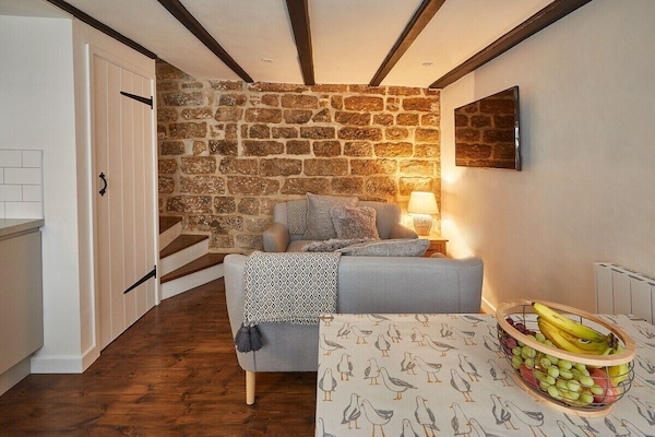 Dolphin Cottage 1736, Whitby - Host & Stay