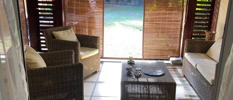 Fernseher, DVD-Player, Bücher