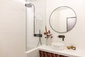 Een douche, een haardroger, handdoeken, zeep