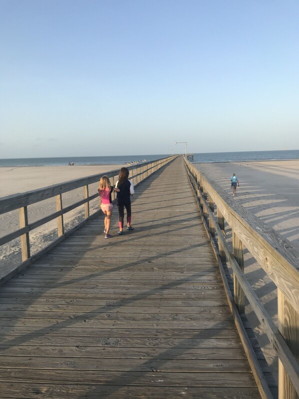 Vlak bij het strand, ligstoelen aan het strand