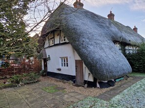 Exterior - Charming  3 bed Thatched cottage in rural village near Stockbridge Winchester. (Stockbridge)