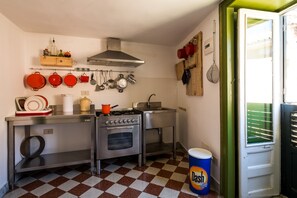 Fridge, oven, stovetop, coffee/tea maker