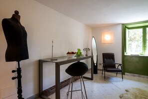 2 bedrooms, desk, iron/ironing board, WiFi