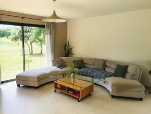 TV, books - Quiet Provencal hillside villa, 10 minutes from Aix center, with no neighbors (Meyrargues)