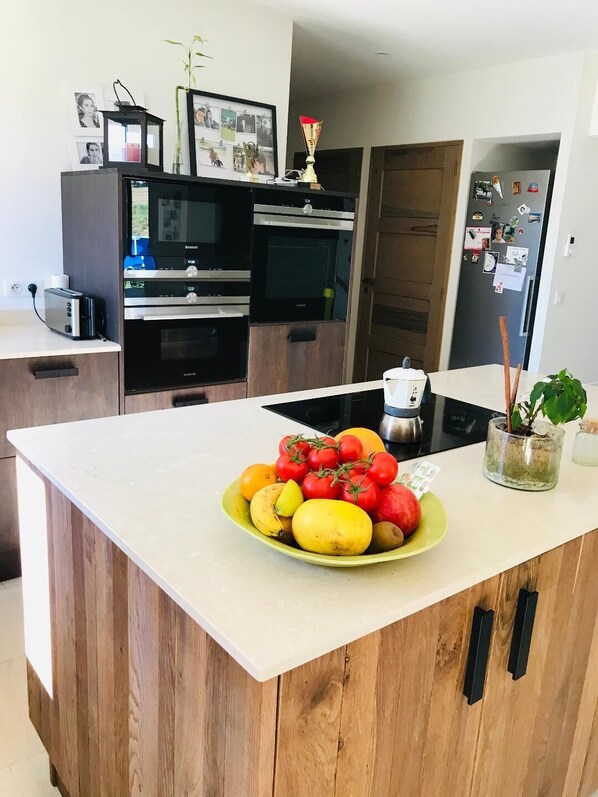 Refrigerador, microondas, horno, placa de cocina