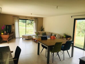 TV, books - Quiet Provencal hillside villa, 10 minutes from Aix center, with no neighbors (Meyrargues)