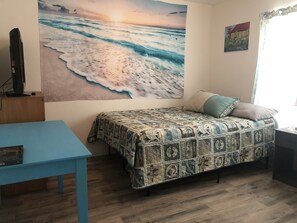 2 bedrooms, desk, WiFi, bed sheets