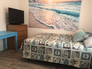 2 bedrooms, desk, WiFi, bed sheets