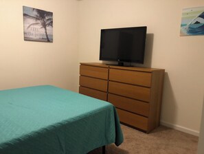 2 bedrooms, desk, WiFi, bed sheets