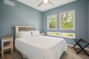 3 habitaciones, tabla de planchar con plancha, wifi y ropa de cama 