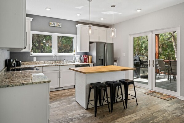 Fridge, microwave, oven, stovetop - UpTheCreek at Mason Creek Preserve - Old Homosassa (Homosassa)