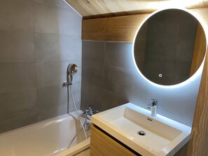 Badewanne, Haartrockner, Handtücher, Seife
