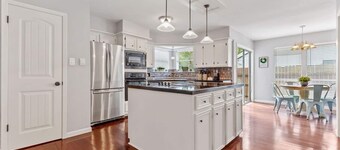 Under a Tree  - Family Home in the  Heart of  The Woodlands