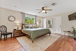 4 bedrooms, desk, iron/ironing board, travel cot