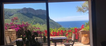 Character villa with sea view and swimming pool