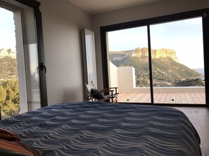 4 dormitorios, escritorio, tabla de planchar con plancha y cuna de viaje