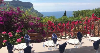 Villa de caractere vue sur mer avec piscine