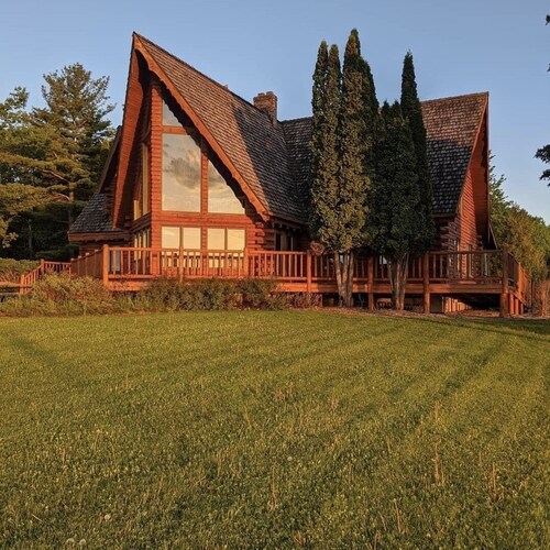 Rapid River Rustic Lodge, with plenty of space!
