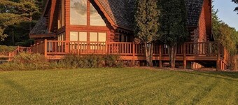 Rapid River Rustic Lodge, with plenty of space!