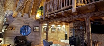 Rapid River Rustic Lodge, with plenty of space!