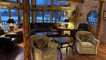 Smart-TV, Tischfußball, Tischtennisplatte, Bücher