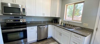 Family Home in Kanab, Utah with private Hot Tub and incredible stargazing! Near