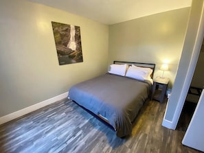 4 habitaciones, escritorio y tabla de planchar con plancha