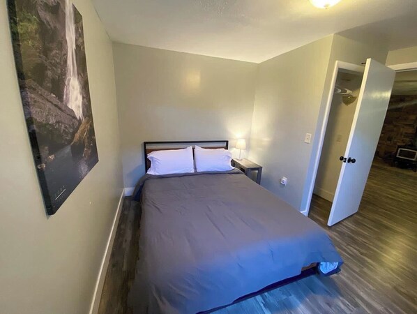 4 bedrooms, desk, iron/ironing board, travel cot