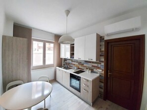 Dishwasher, coffee/tea maker, cookware/dishes/utensils