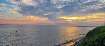 Breakwater Village, Coastal Cottage w/access to a private beach