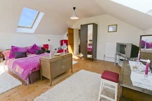 3 bedrooms, iron/ironing board, WiFi, bed sheets - Detached Cottage with Stunning Sea Views (Holyhead)