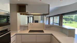 Micro-ondes, four, lave-vaisselle, cafetière/bouilloire