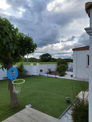 Property grounds - Villa with swimming pool. 15 min from the beaches and 25 min from the mountains  (Lieuran-lès-Béziers)