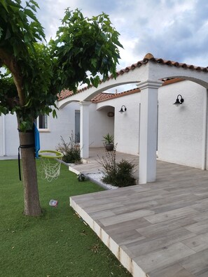 Property grounds - Villa with swimming pool. 15 min from the beaches and 25 min from the mountains  (Lieuran-lès-Béziers)