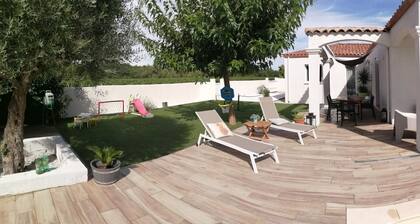 Villa with swimming pool. 15 min from the beaches and 25 min from the mountains