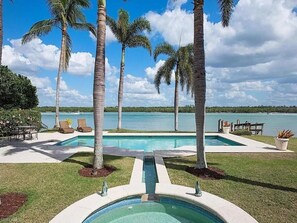 Utendørsbasseng og et oppvarmet basseng