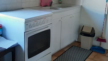 Refrigerador, microondas, horno y cafetera y tetera