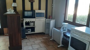 Fridge, microwave, oven, coffee/tea maker - Vacation chalet with swimming pool and large private area (Laurede)