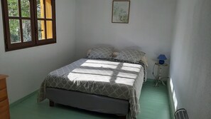 2 bedrooms, iron/ironing board, bed sheets