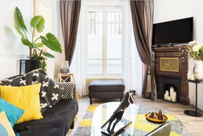 TV connectée, livres, espaces bureaux