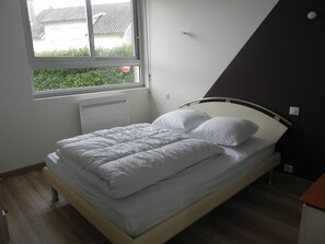 3 bedrooms, iron/ironing board, travel crib, free WiFi
