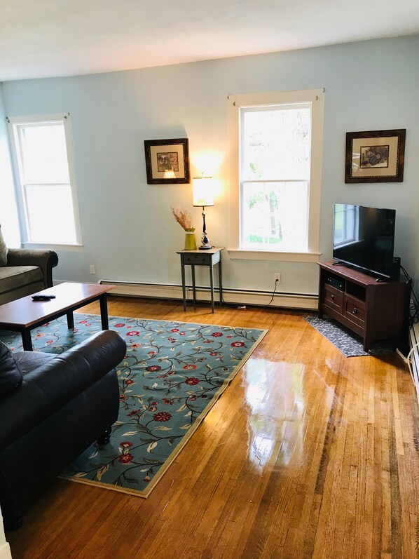 TV connectée, livres, espaces bureaux